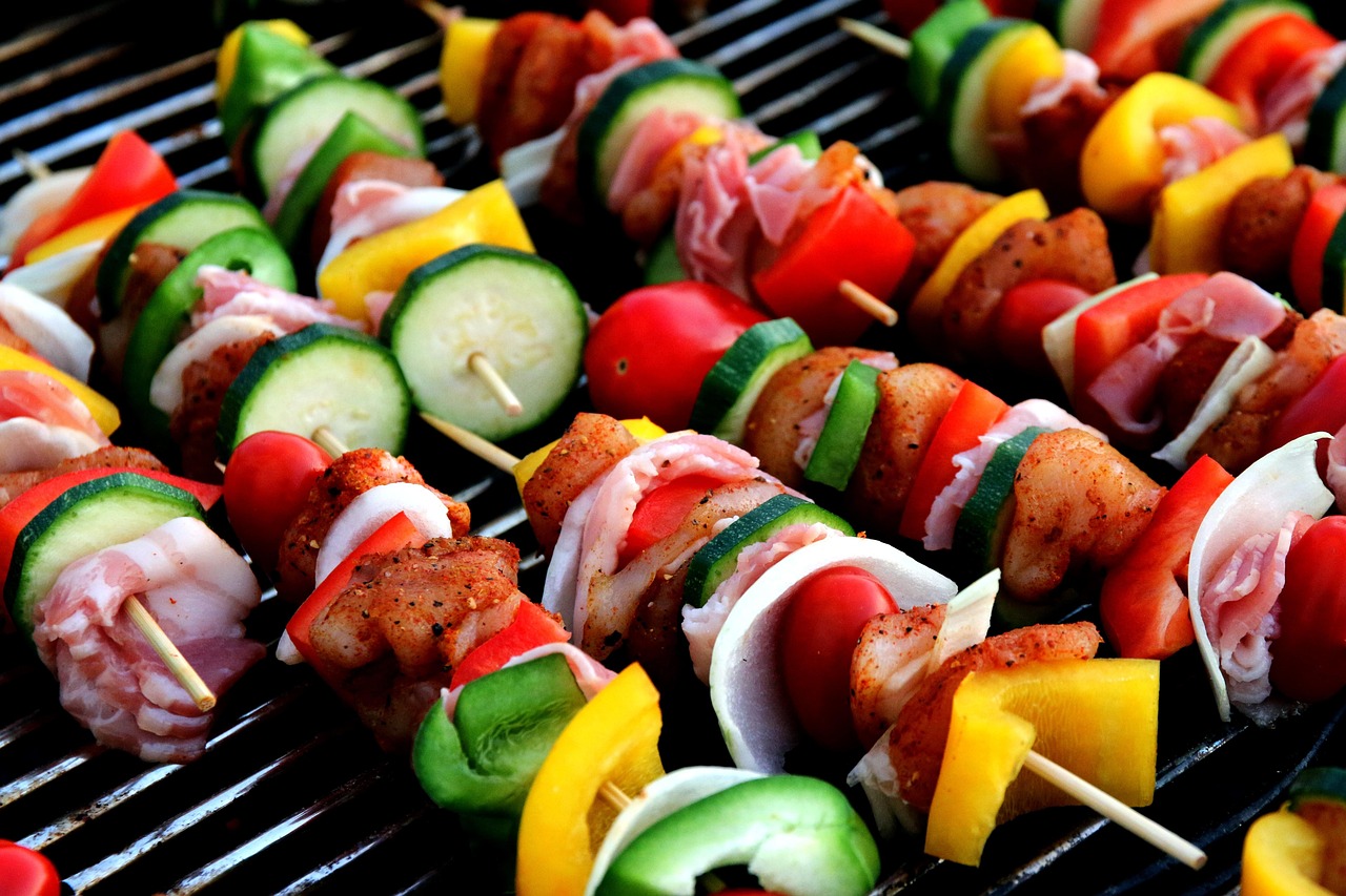 Man herstelt barbecue met nieuwe grillrooster. Man herstelt barbecue met nieuwe grillrooster.