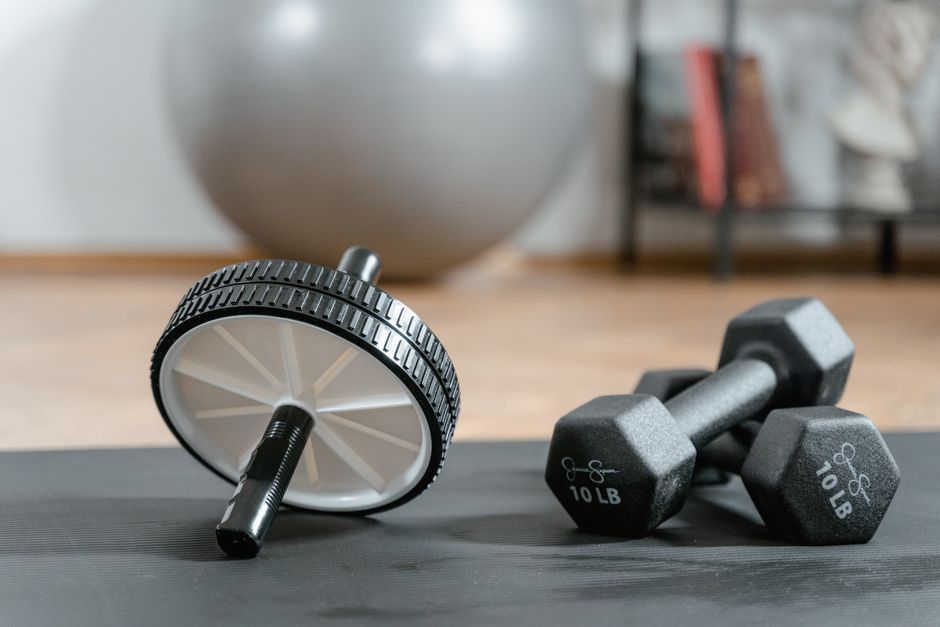 Fitness poster met motiverende quote in thuisgym.